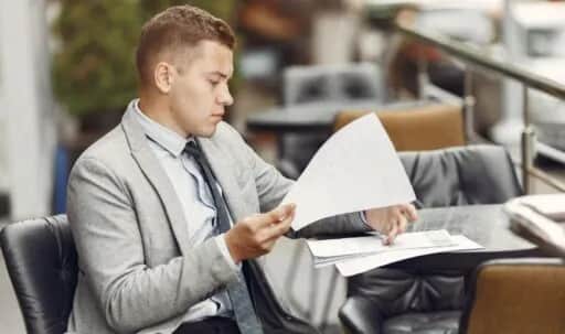 Prawnik po studiach: Aplikacja czy biznes? Co wybrać na start?