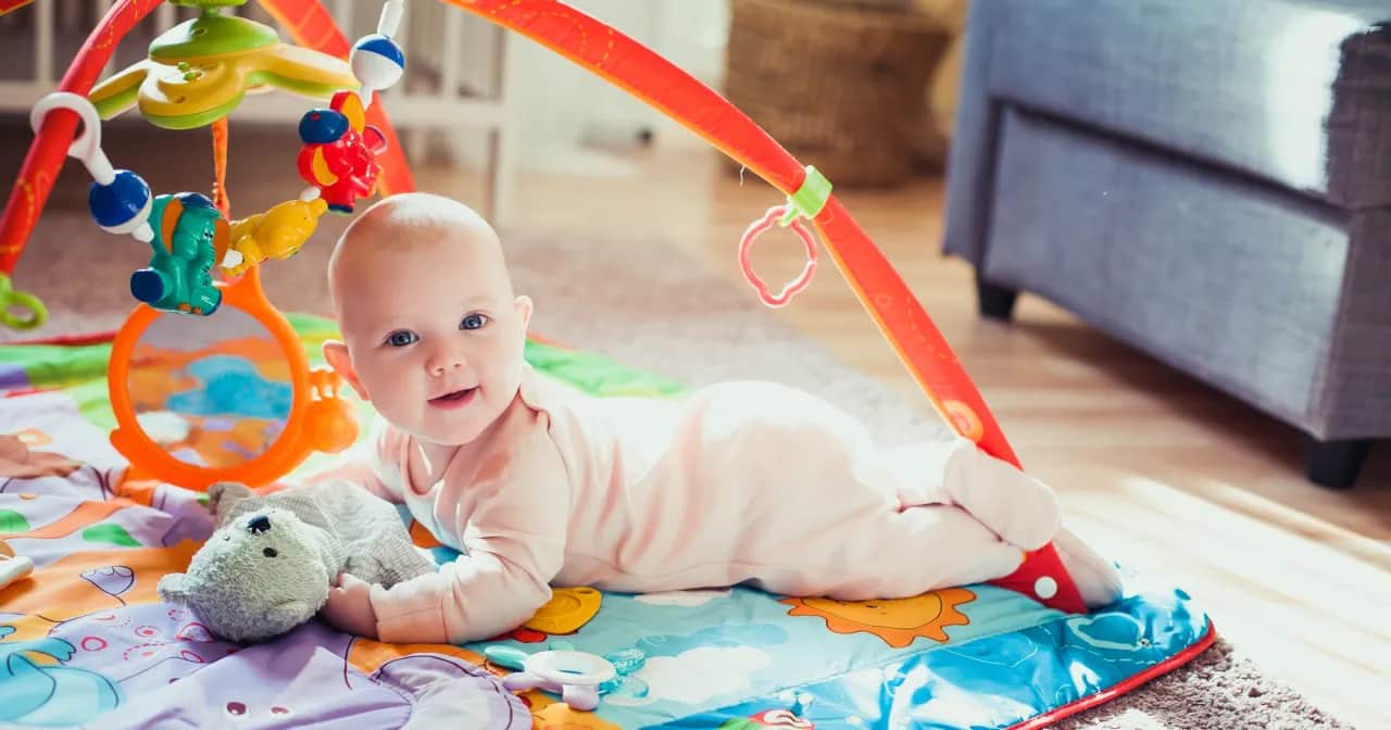 Mata edukacyjna dla niemowlaka: Kiedy, jak wybrać i wspierać rozwój?